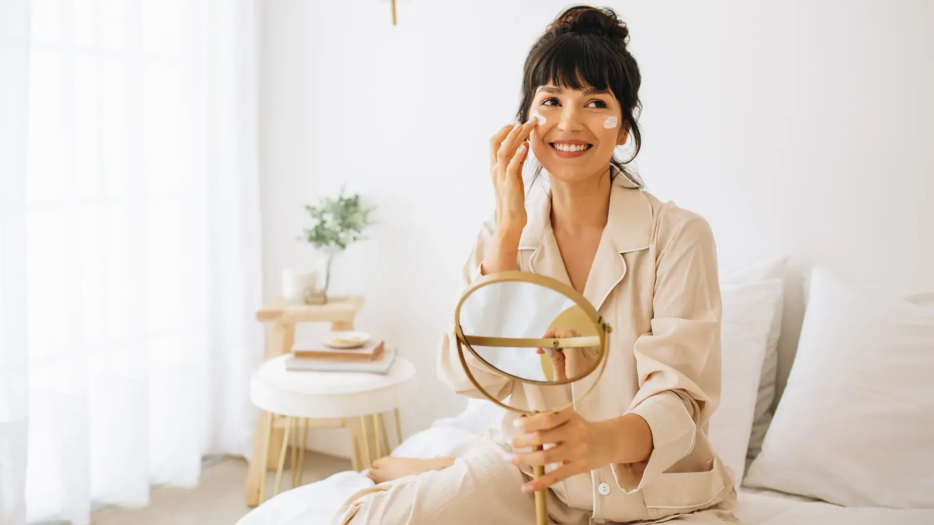 Strategii anti-îmbătrânire în dermatologie: abordări preventive, topice, sistemice și invazive